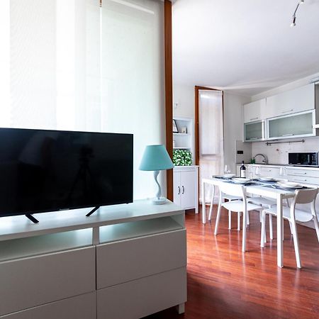 Appartamento Caterina A 5 Minuti Da Milano Fiere E San Siro Con Wifi-Netflix-Free Parking Zewnętrze zdjęcie